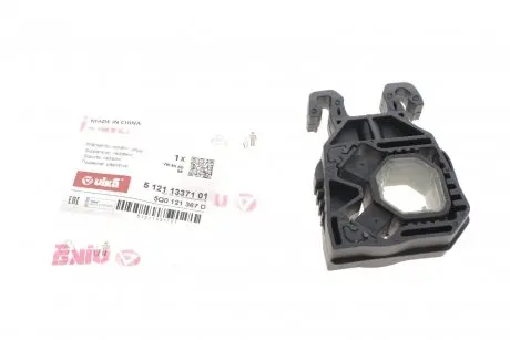 Кронштейн радіатора верхній Skoda Octavia (13-)/VW Golf (13-)/Audi A1 (15-),A3 (13-)/Seat Leon (13-) VIKA Vika 51211337101